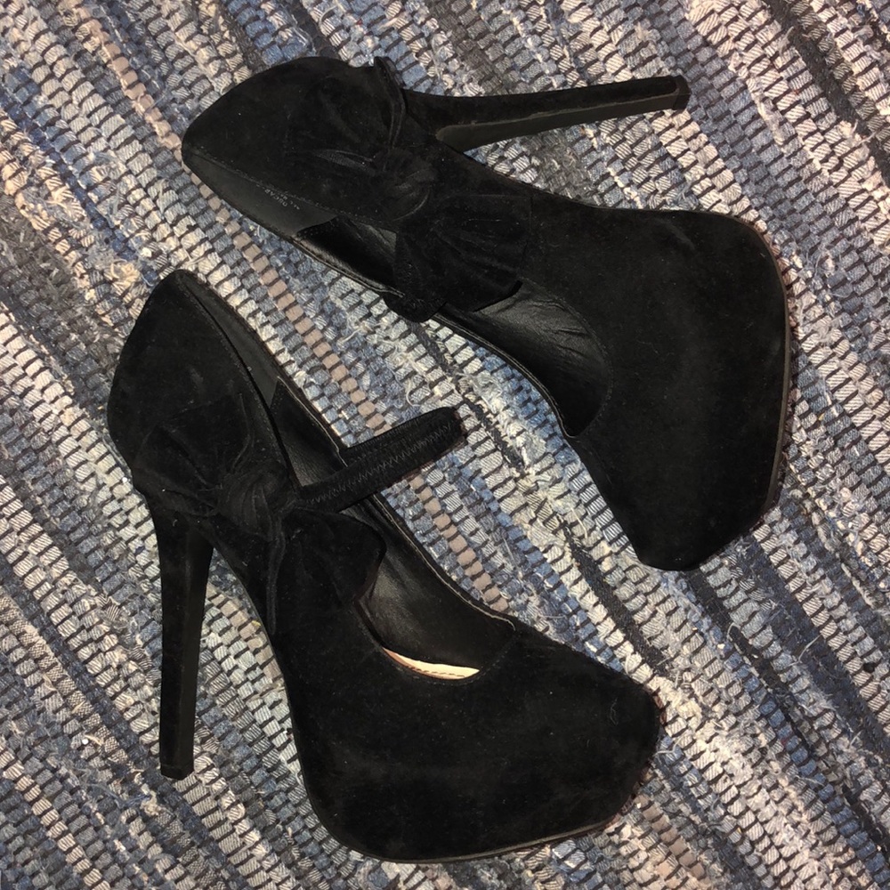 Black Velvet Pumps